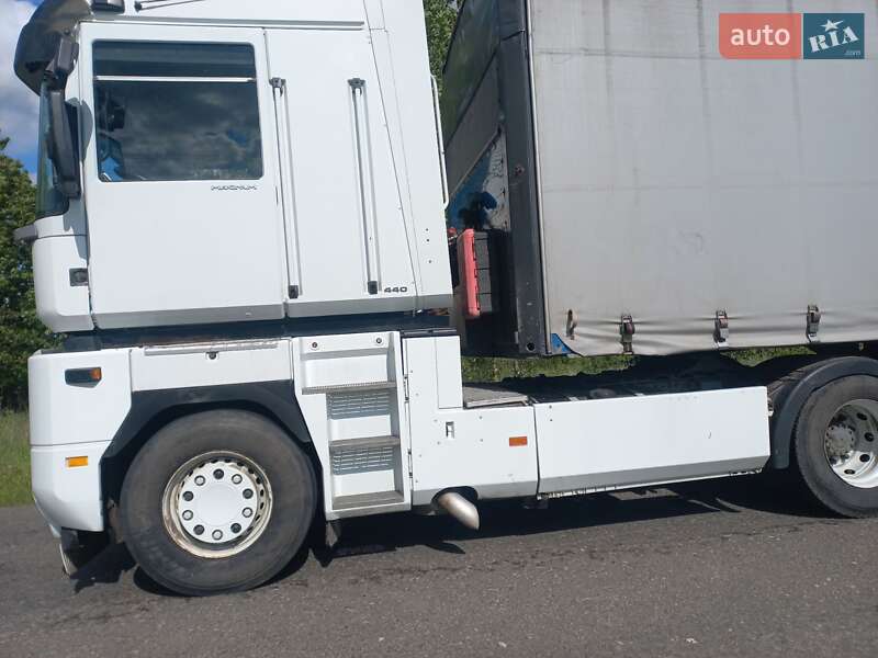 Тягач Renault Magnum 2003 в 
