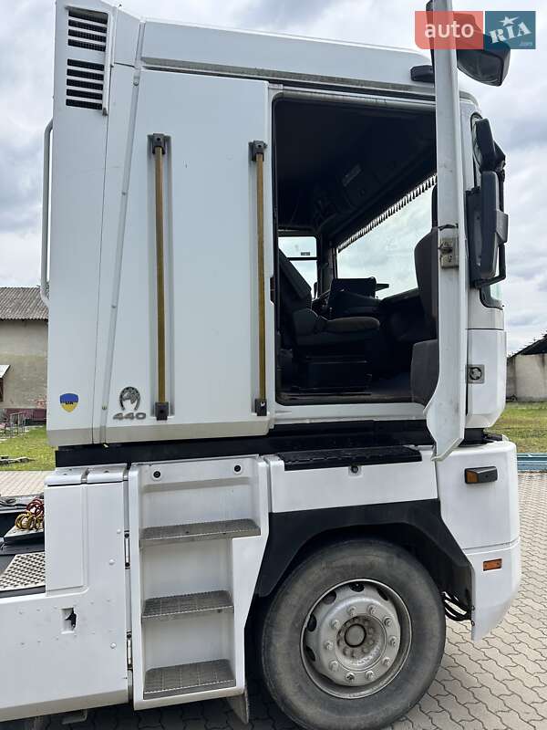 Тягач Renault Magnum 2001 в Львове