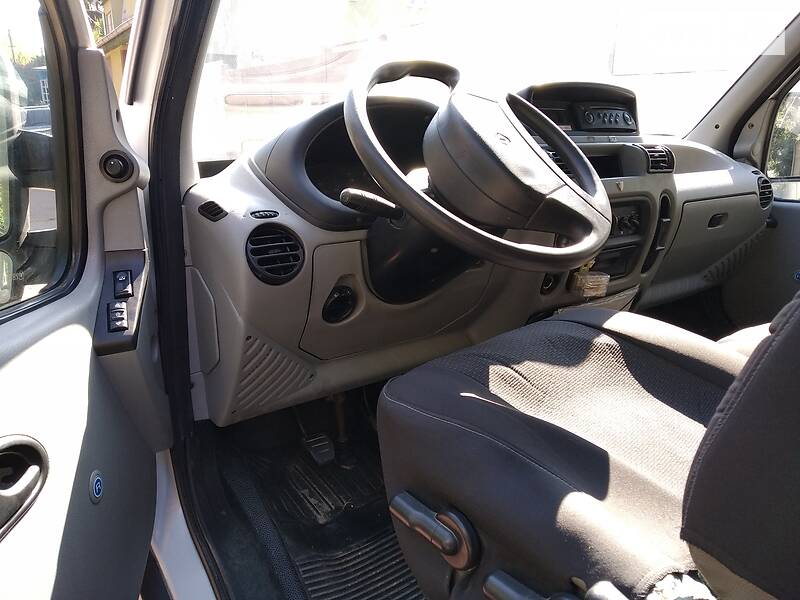 Вантажопасажирський фургон Renault Master 2003 в Житомирі