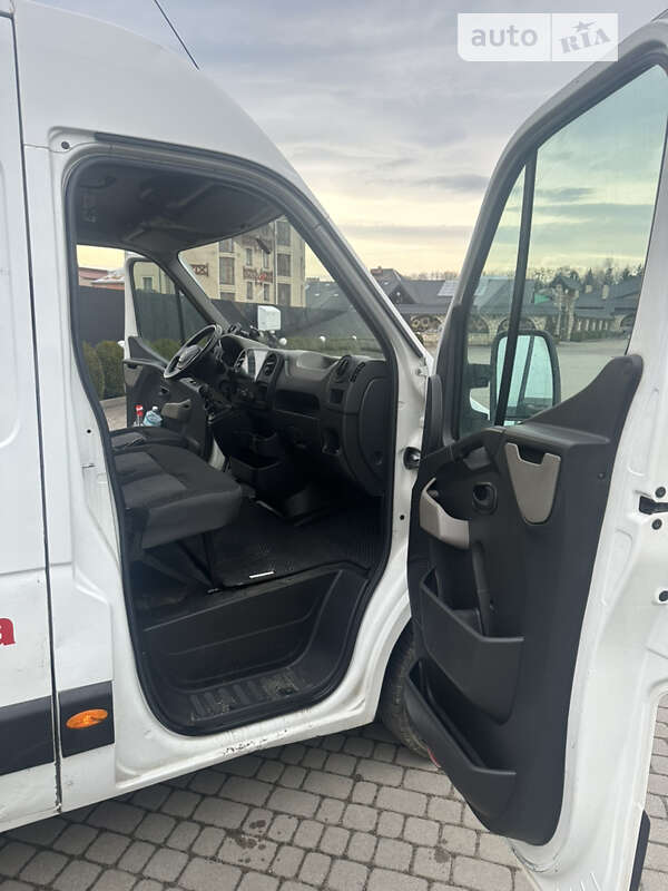 Вантажний фургон Renault Master 2011 в Львові