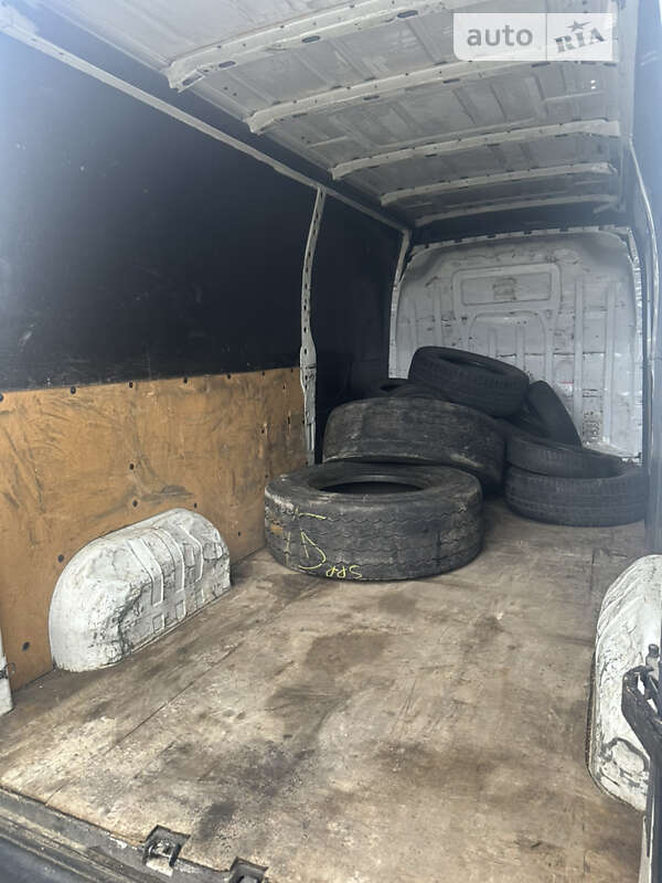Вантажний фургон Renault Master 2011 в Львові