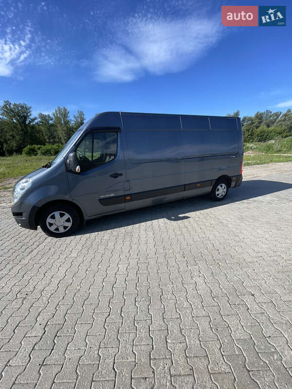 Вантажний фургон Renault Master 2017 в Чернівцях