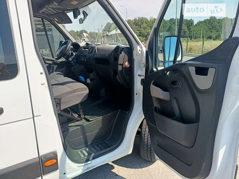 Вантажний фургон Renault Master 2015 в Львові