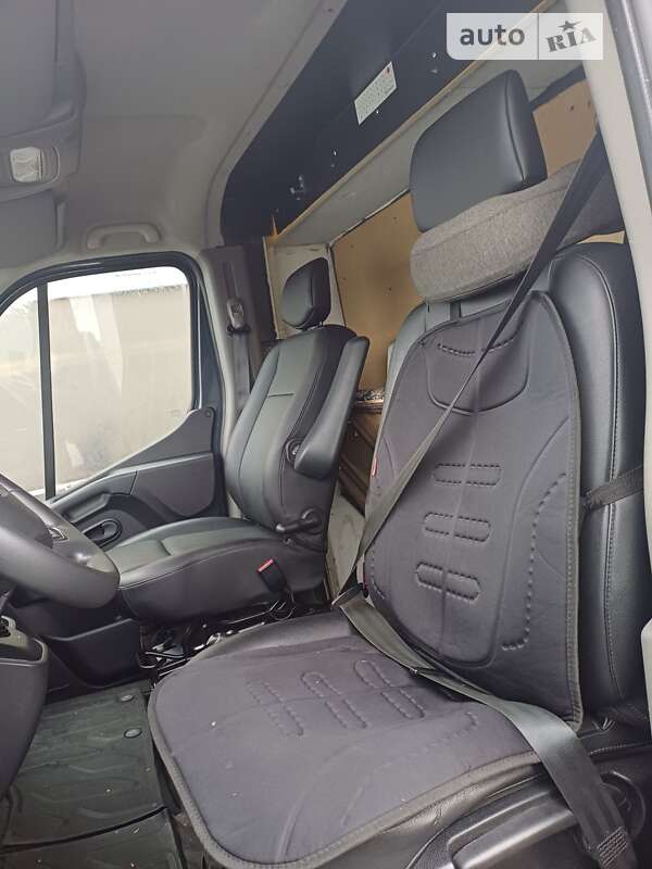 Вантажний фургон Renault Master 2021 в Мостиській