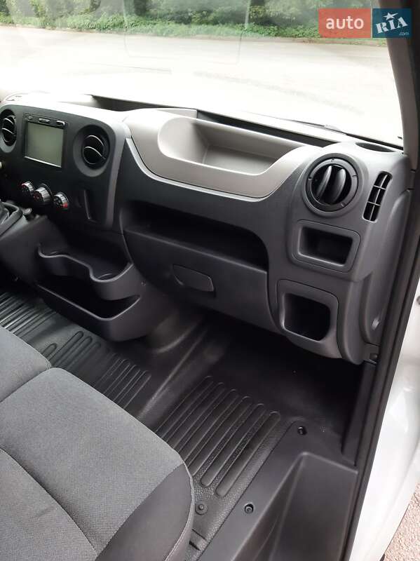 Вантажний фургон Renault Master 2016 в Полтаві