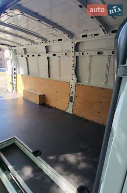 Грузовой фургон Renault Master 2015 в 