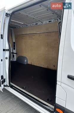 Грузовой фургон Renault Master 2022 в 