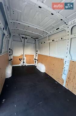Грузовой фургон Renault Master 2023 в 