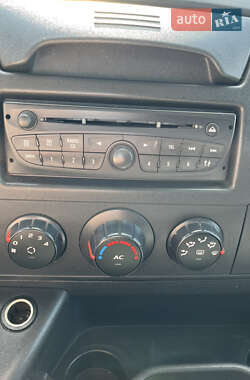 Грузовой фургон Renault Master 2012 в 