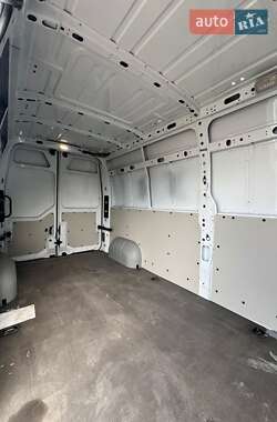 Грузовой фургон Renault Master 2022 в 