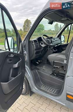Грузовой фургон Renault Master 2023 в 