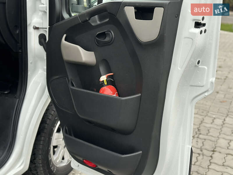Эвакуатор Renault Master 2015 в Львове