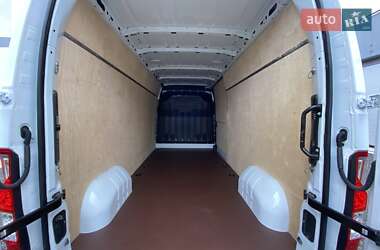 Грузовой фургон Renault Master 2022 в 