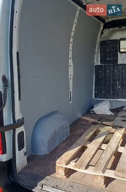 Грузовой фургон Renault Master 2011 в 