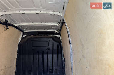 Грузовой фургон Renault Master 2012 в 