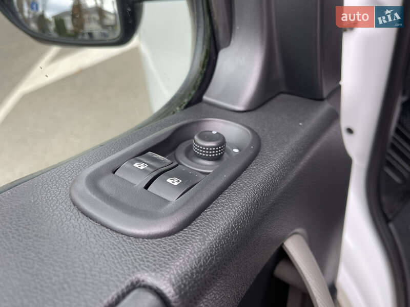Грузовой фургон Renault Master 2015 в Радивилове