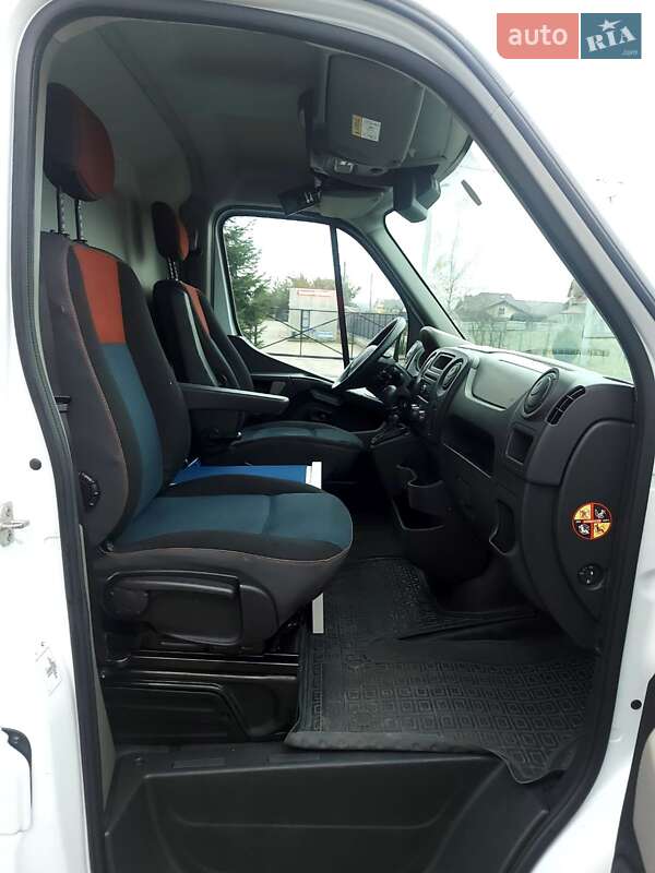 Вантажний фургон Renault Master 2015 в Яворові