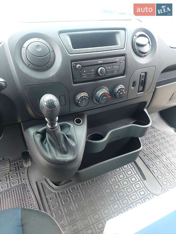 Вантажний фургон Renault Master 2015 в Яворові