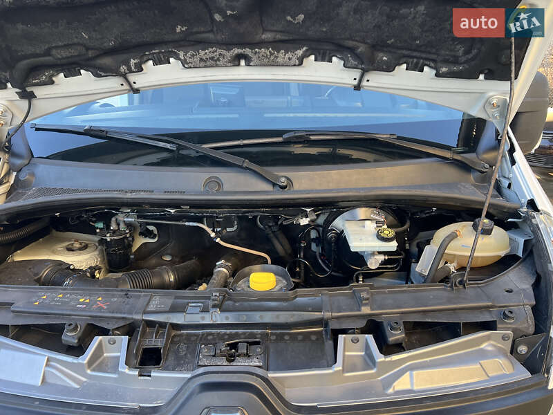 Вантажопасажирський фургон Renault Master 2018 в Львові