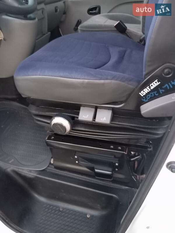 Евакуатор Renault Master 2006 в Чернівцях