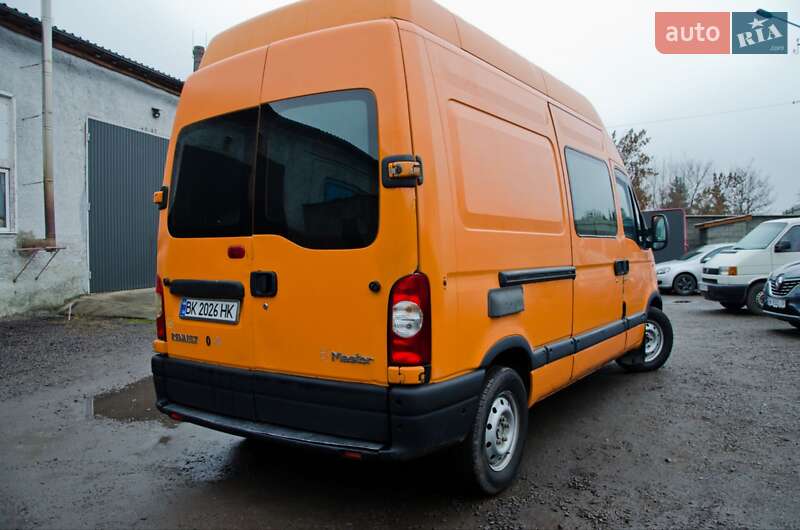 Вантажний фургон Renault Master 2006 в Сарнах