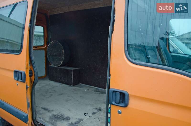 Вантажний фургон Renault Master 2006 в Сарнах