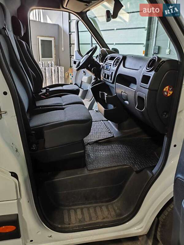Вантажний фургон Renault Master 2016 в Олександрівці