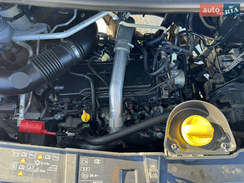 Вантажопасажирський фургон Renault Master 2017 в Києві