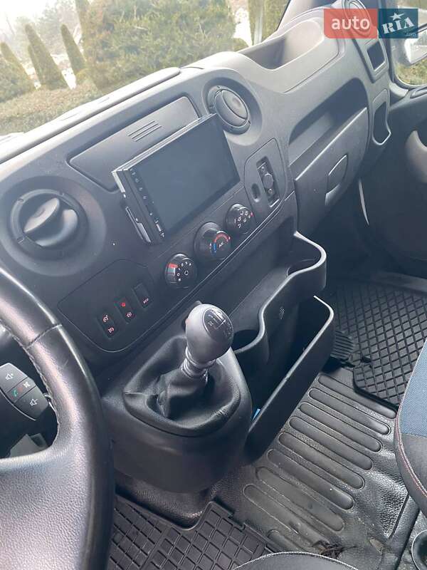 Вантажний фургон Renault Master 2016 в Дніпрі