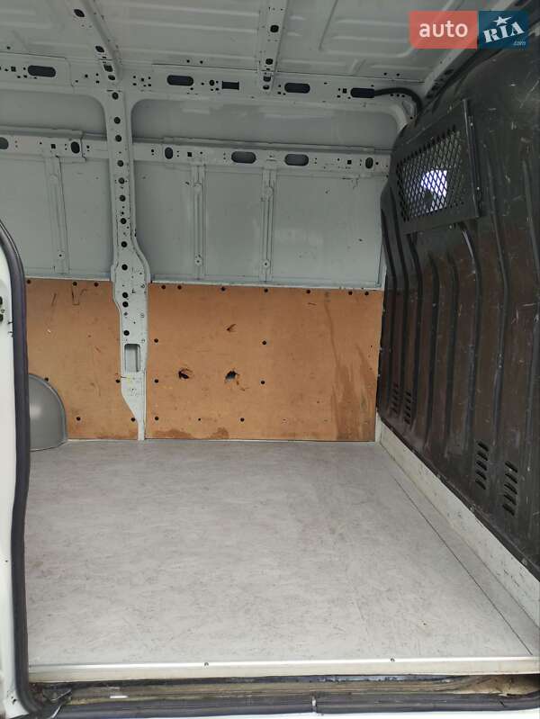 Грузовой фургон Renault Master 2015 в Львове