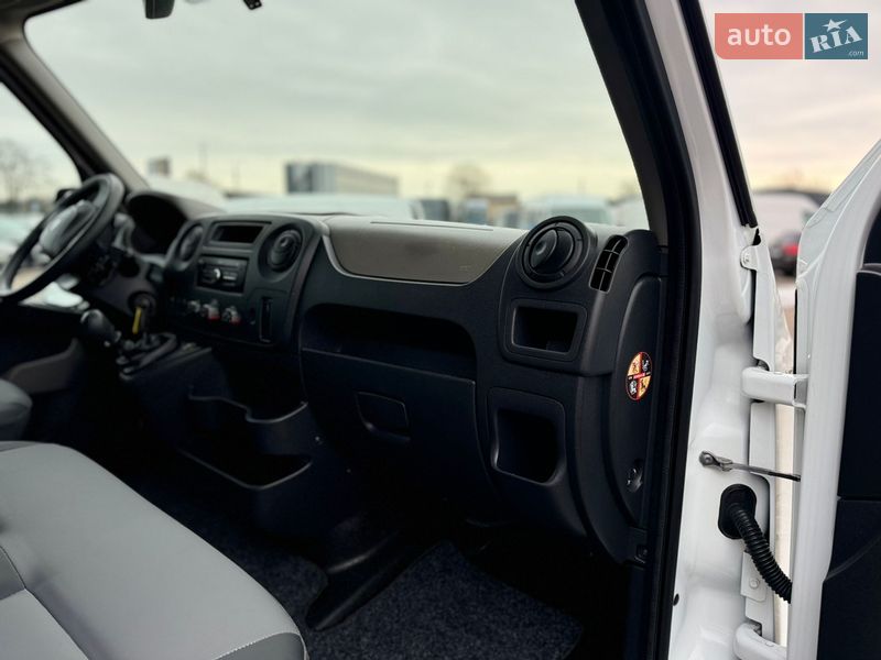 Вантажопасажирський фургон Renault Master 2017 в Києві