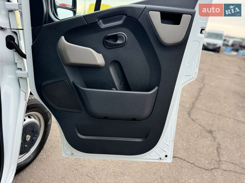 Вантажопасажирський фургон Renault Master 2017 в Києві