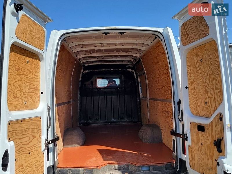 Вантажний фургон Renault Master 2015 в Чернівцях