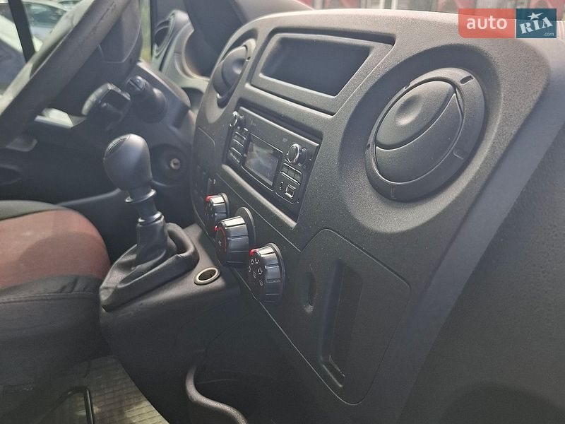 Вантажний фургон Renault Master 2015 в Львові
