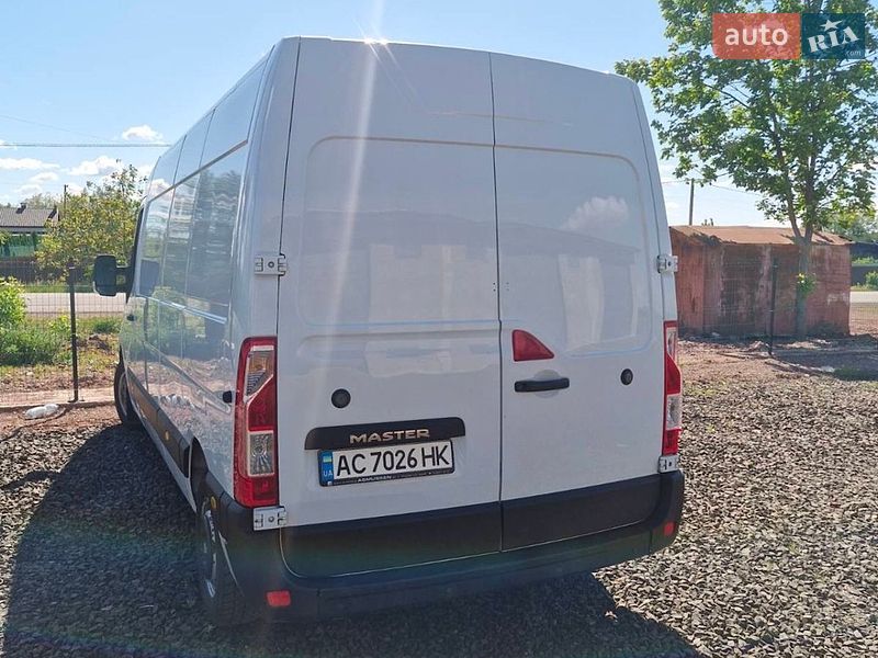 Вантажний фургон Renault Master 2017 в Нововолинську
