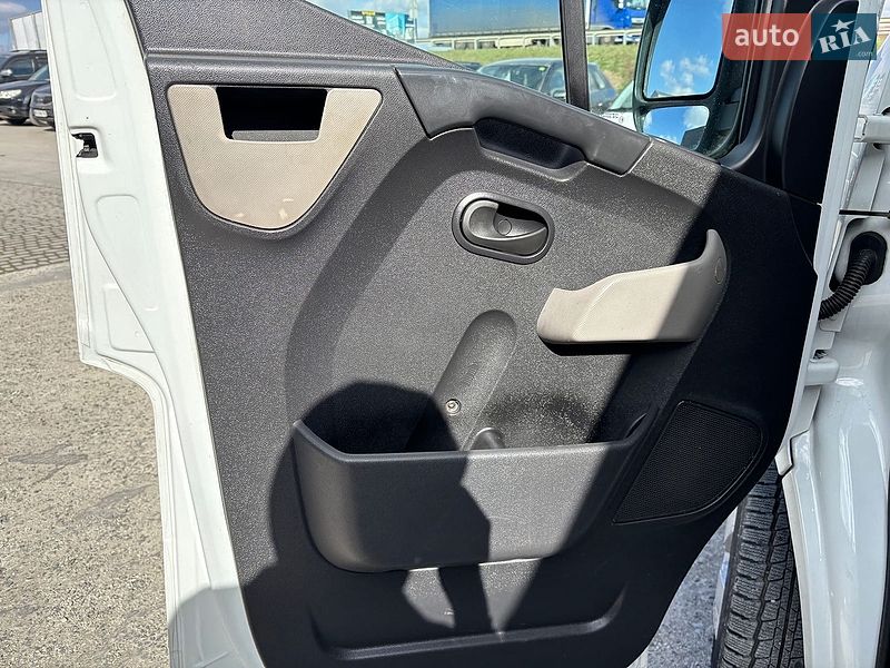 Вантажний фургон Renault Master 2017 в Львові