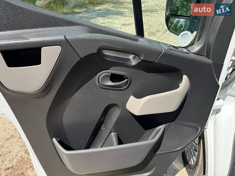 Вантажний фургон Renault Master 2015 в Полтаві