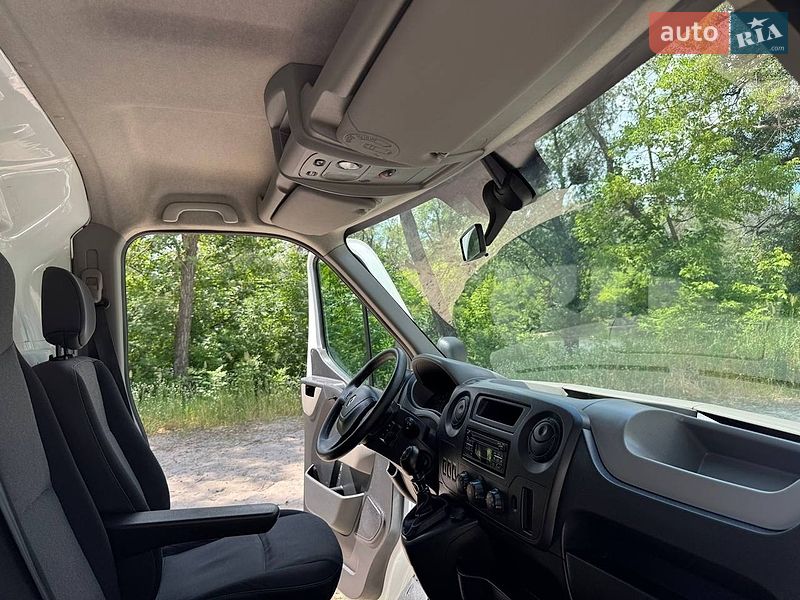 Вантажний фургон Renault Master 2015 в Полтаві