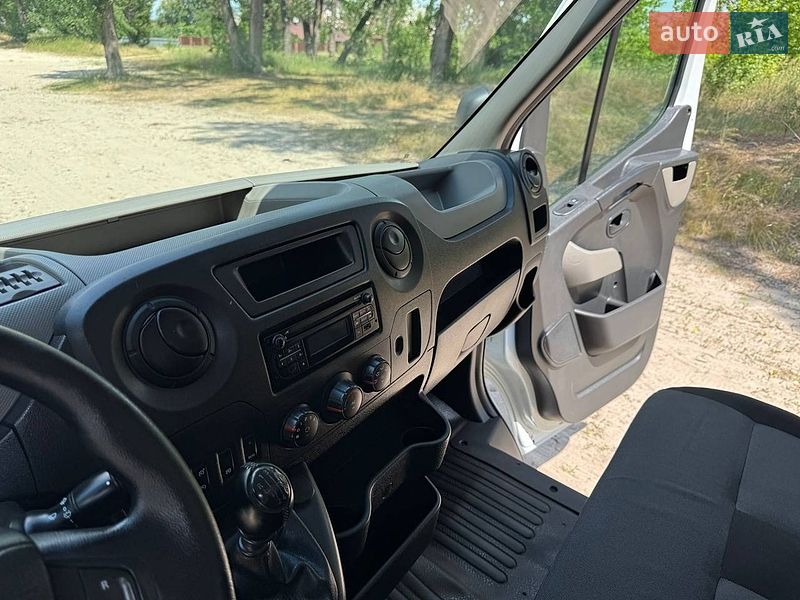 Вантажний фургон Renault Master 2015 в Полтаві