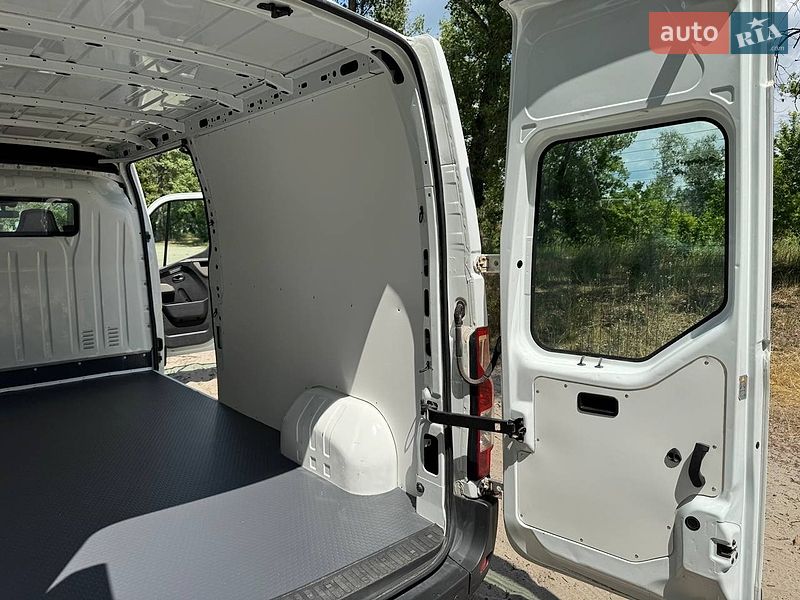 Вантажний фургон Renault Master 2015 в Полтаві