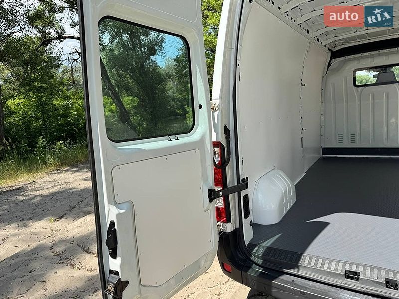 Вантажний фургон Renault Master 2015 в Полтаві