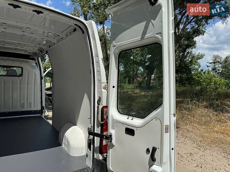 Вантажний фургон Renault Master 2015 в Полтаві