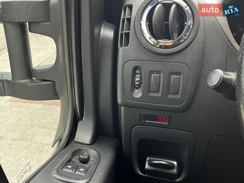 Евакуатор Renault Master 2011 в Львові
