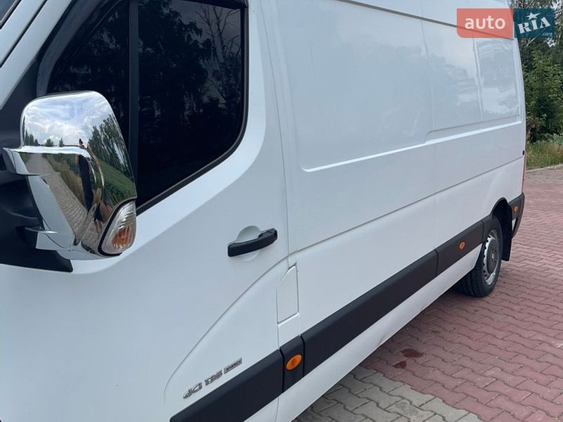Грузовой фургон Renault Master 2016 в Липовце