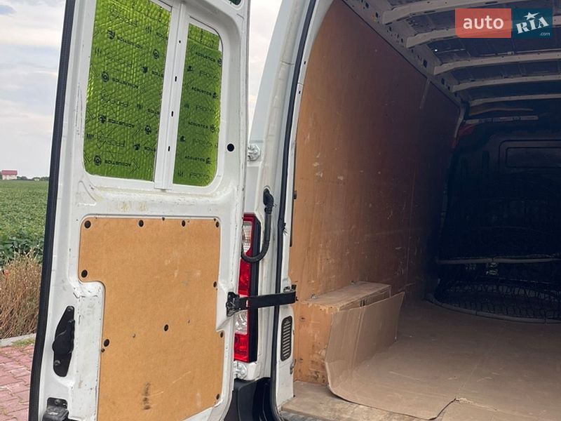 Грузовой фургон Renault Master 2016 в Липовце