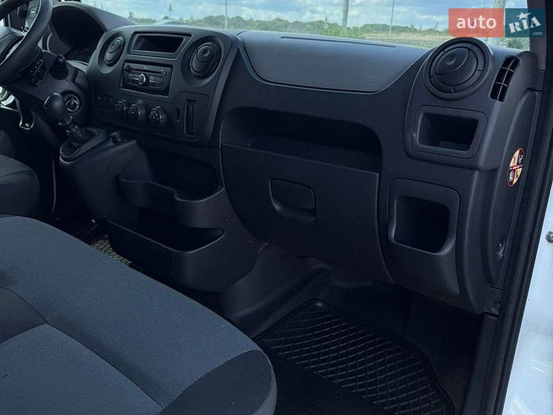 Вантажний фургон Renault Master 2016 в Львові