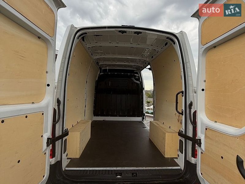 Грузовой фургон Renault Master 2022 в Золочеве