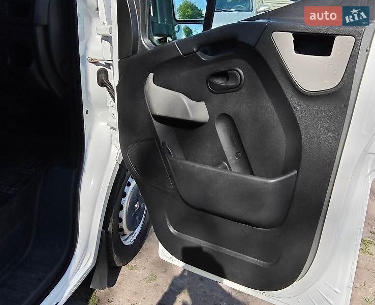 Вантажний фургон Renault Master 2017 в Гребінках