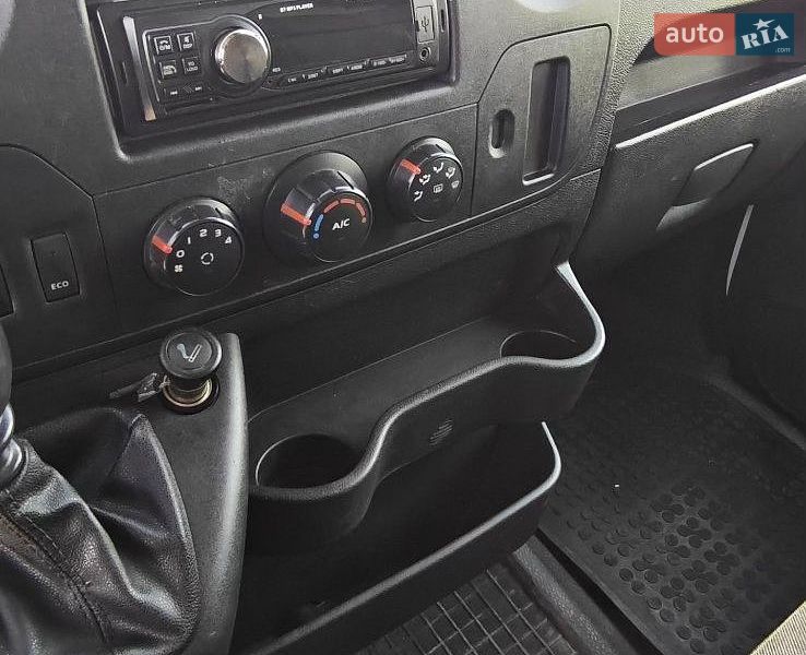 Вантажний фургон Renault Master 2017 в Гребінках