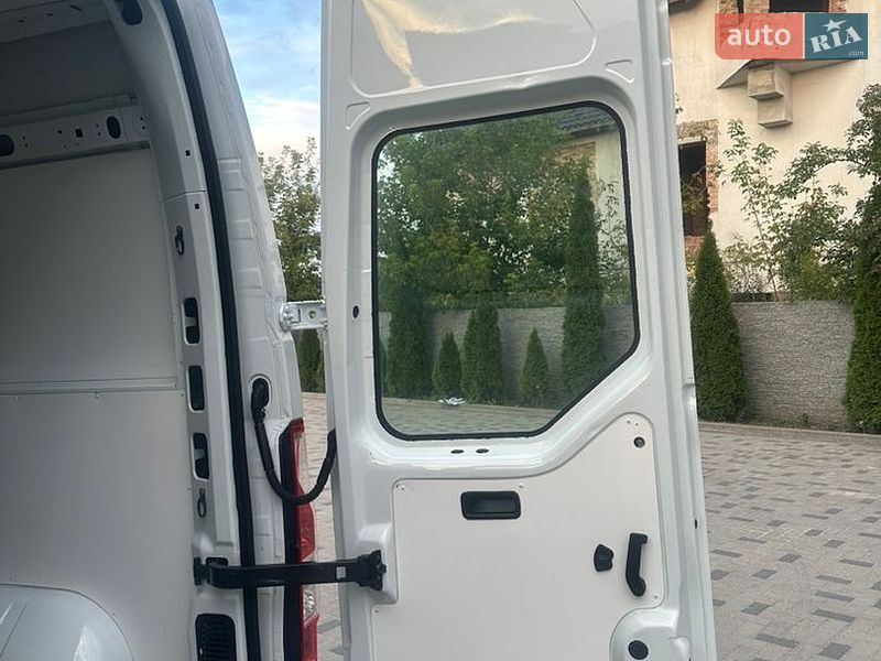 Вантажний фургон Renault Master 2017 в Рівному